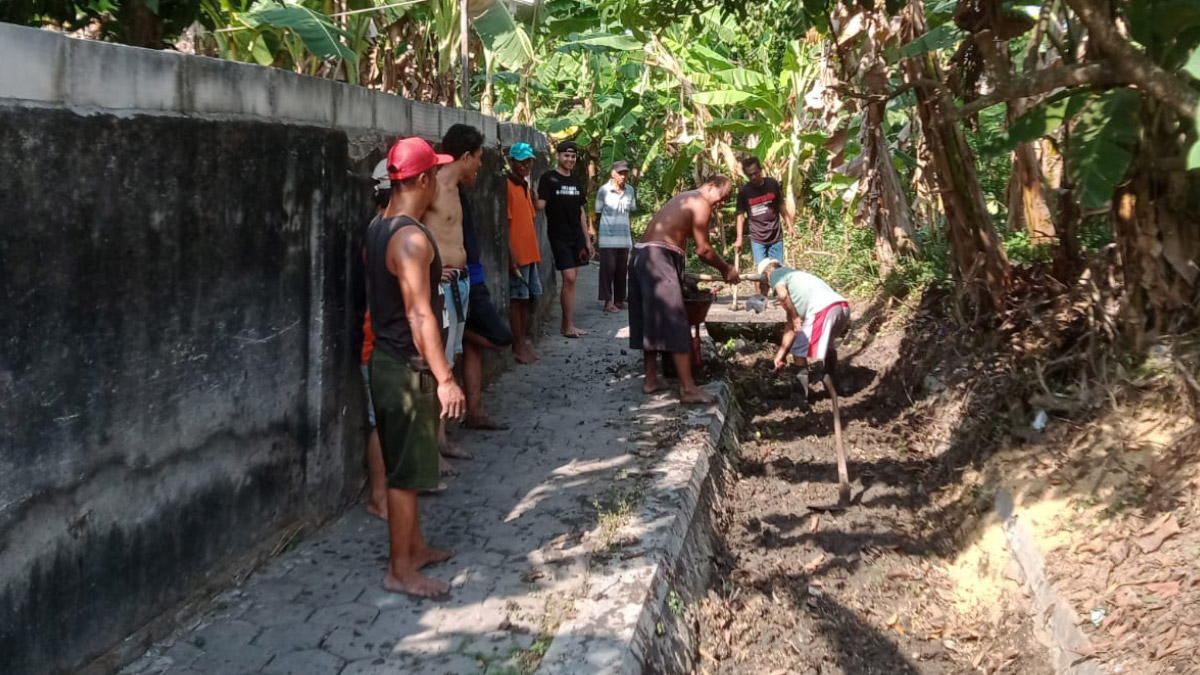 Wujud Gotong Royong Warga RT 25 Winongo Normalisasi Saluran Irigasi yang Pendangkalan