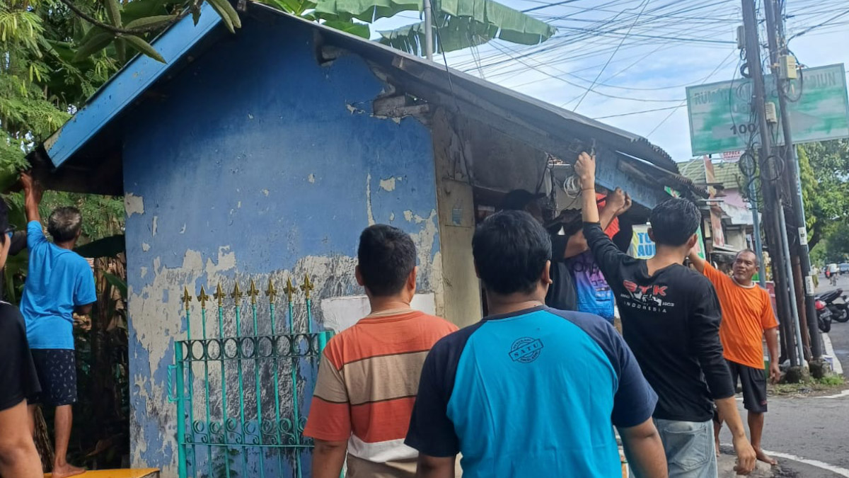 Warga Gotong Royong Renovasi Poskamling