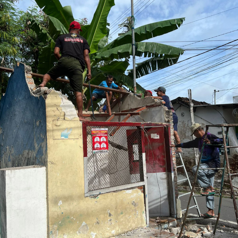 Pembongkaran Atap Lama dan Pembentukan Struktur Baru